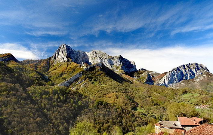 Paisaje montañoso en el desfiladero de los Beyos