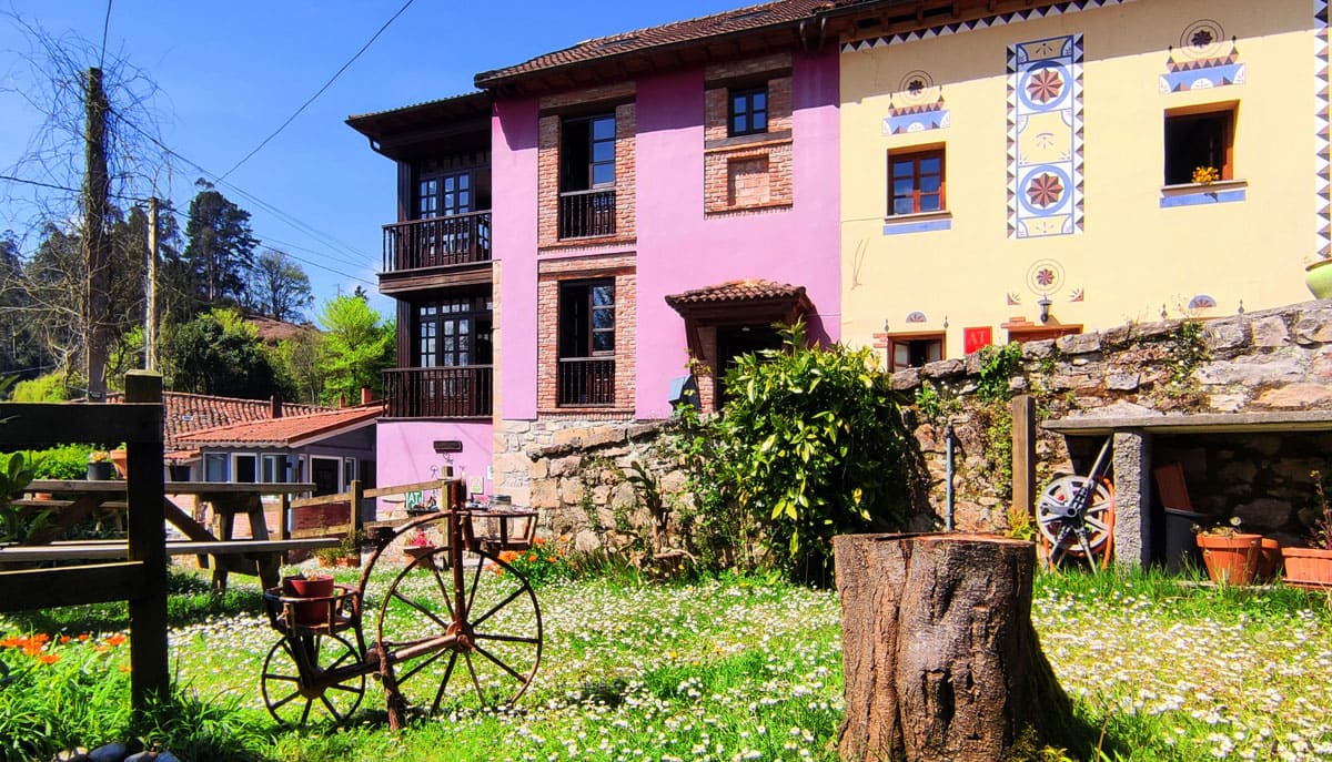 Fachada de los apartamentos Casa Florenta, vista desde el jardín en un día soleado