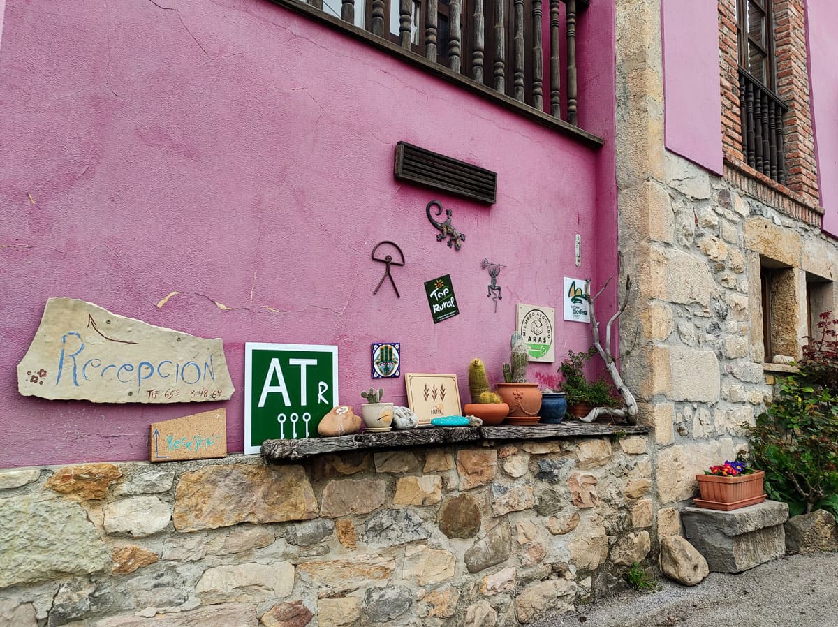 Fachada de Casa Florenta, adornada con flores y elementos naturales