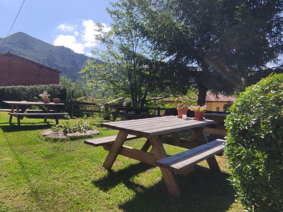 Jardín de Casa Florenta con mesas para disfrutar al aire libre