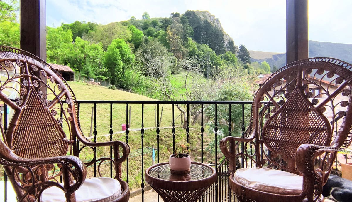 Apartamento amarillo 3. Detalle de la terraza y las vistas al monte